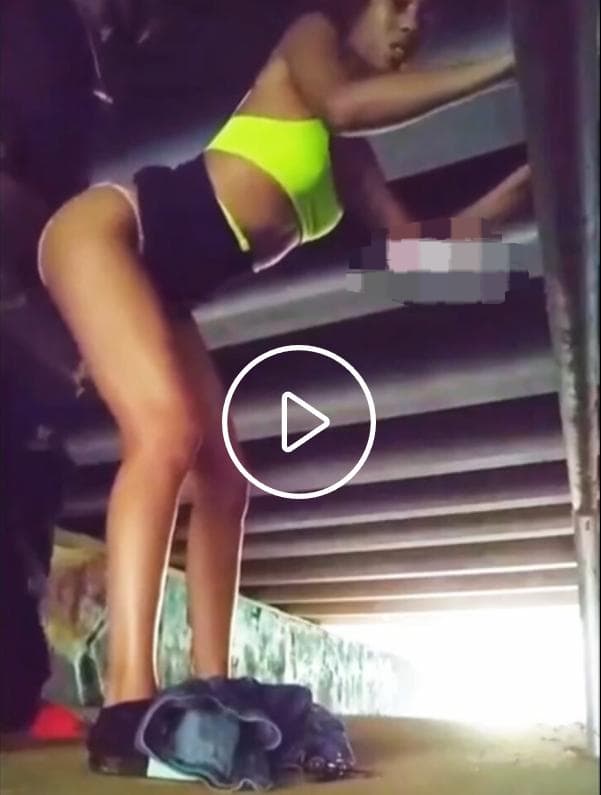 Lagos Ashawo gets fuck under bridge